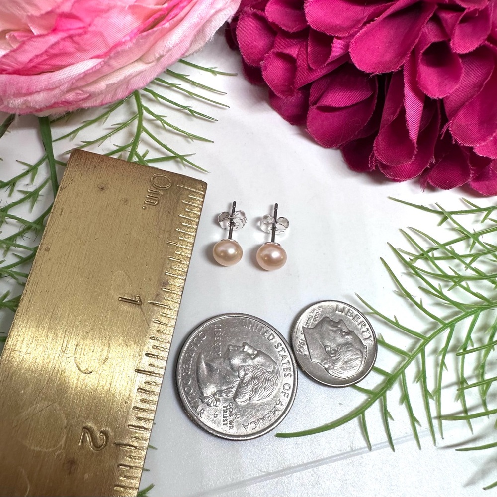 NEW⚜️Freshwater Pearl Pink Stud Earrings - Picture 6 of 8